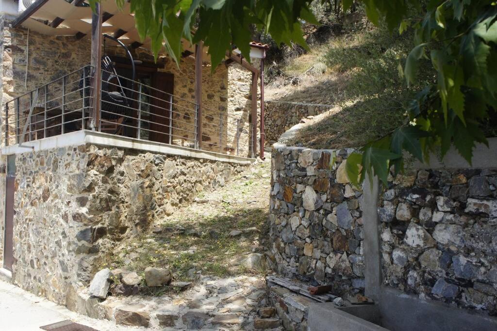 Вілла Rosales Stone House Amigdhalokefali Екстер'єр фото