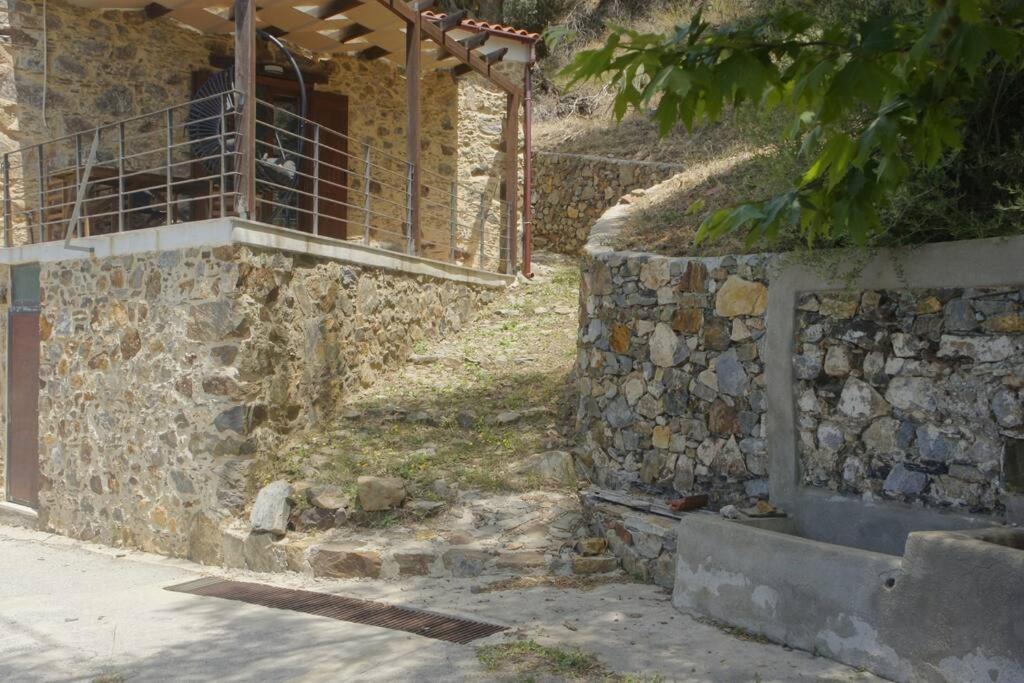 Вілла Rosales Stone House Amigdhalokefali Екстер'єр фото
